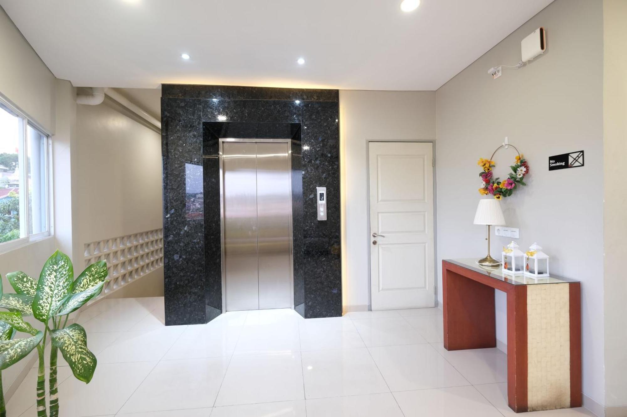 S101 Hotels Semarang Exterior photo
